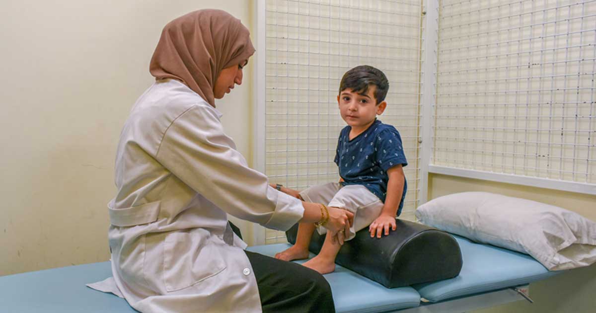 إبراهيم بطل خارق صغير: هكذا ساعده التأهيل الحركي على الوقوف على قدميه